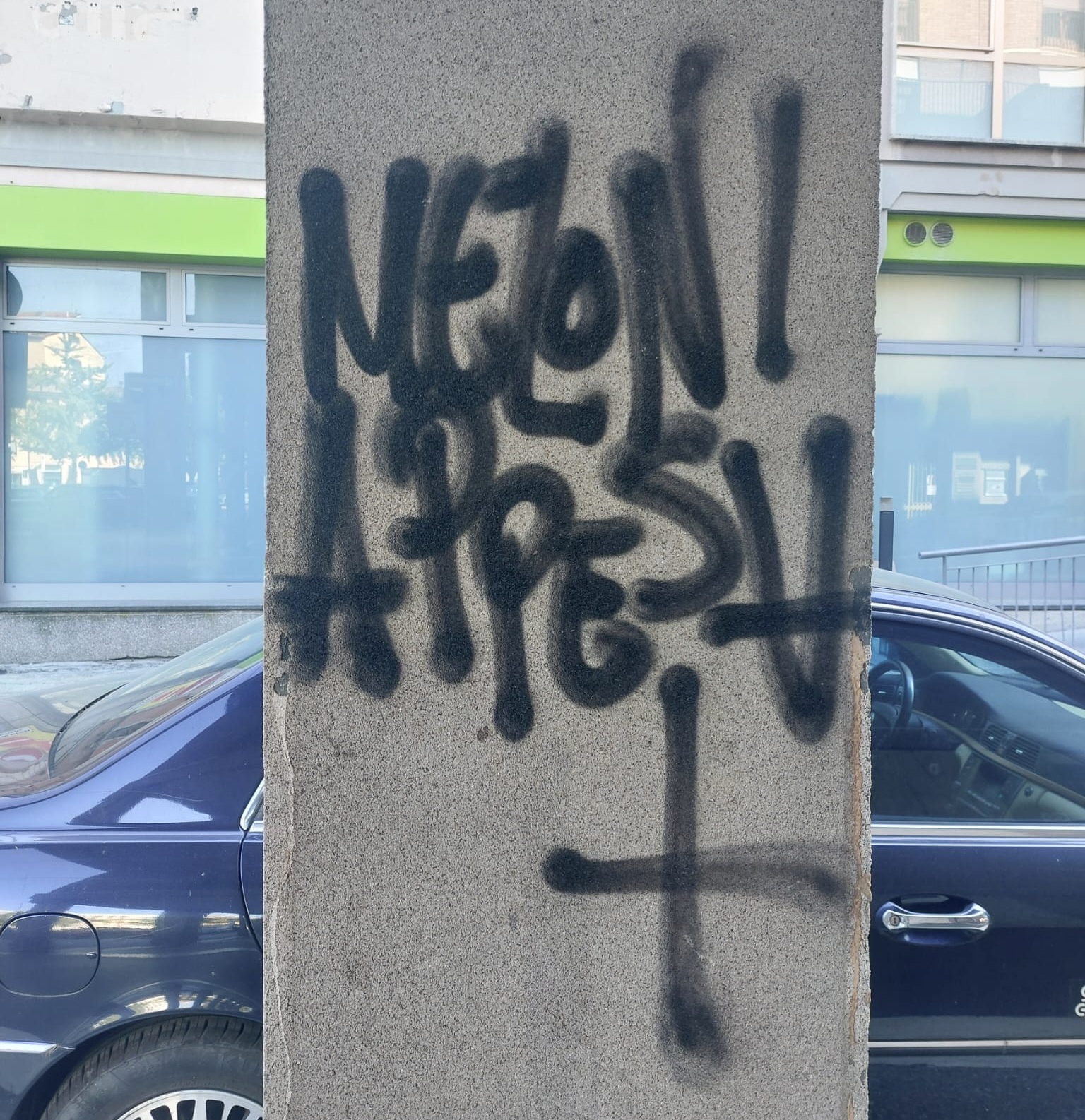 “Meloni appesa”, scritta contro la premier in centro: la denuncia di Fratelli d’Italia