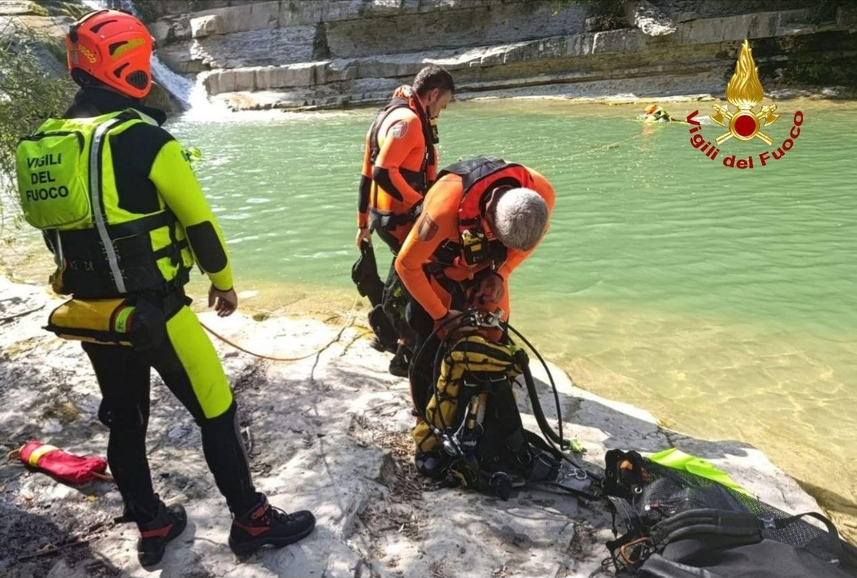 Cade nel fiume Montone, trovato senza vita: tragedia alle cascate della Brusia