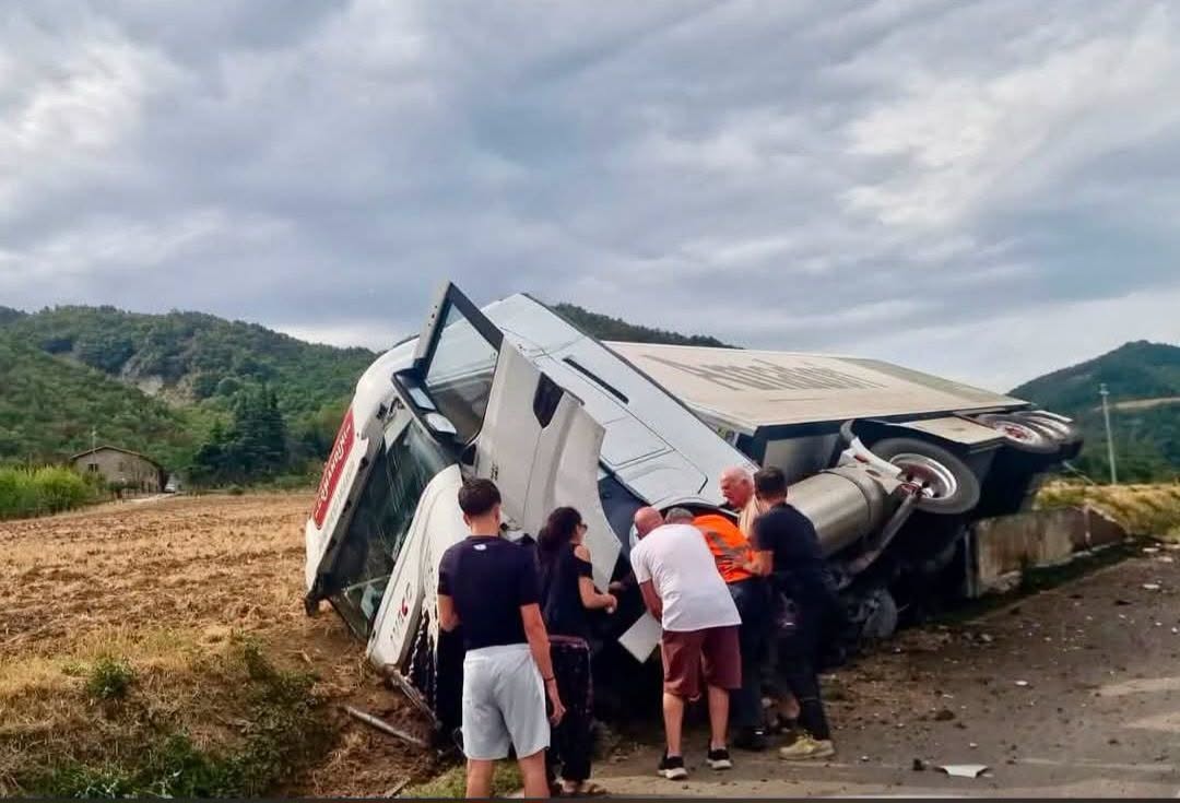 Ribaltamento di un camion sulla SP4 a Nespoli: strada chiusa per fuga di gas