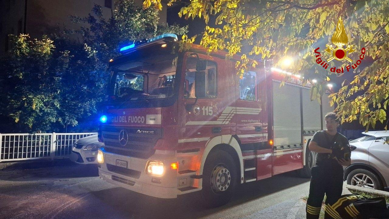Fiamme in un’abitazione a Meldola, vigili del fuoco evacuano un residente tra i fumi