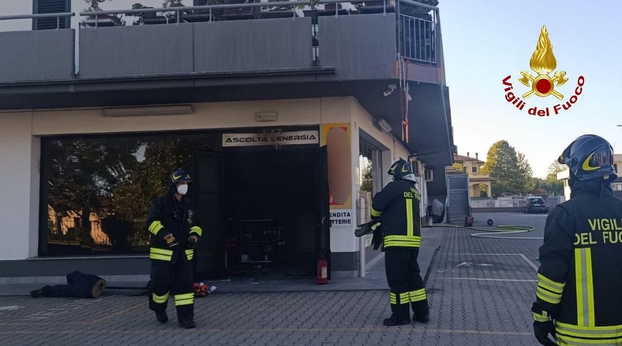 Meldola, scoppio in una rivendita di batterie: pronto intervento dei Vigili del fuoco