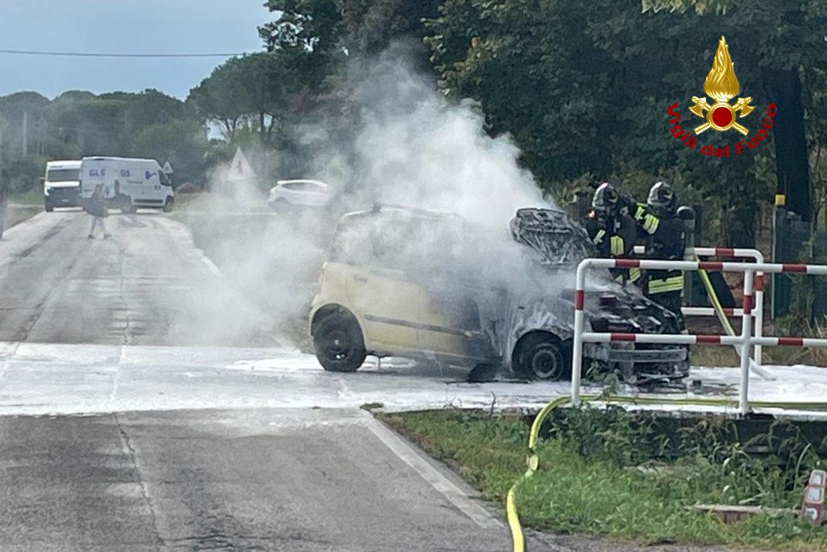 Auto in fiamme in via San Paolo: scongiurato il pericolo esplosione del gpl