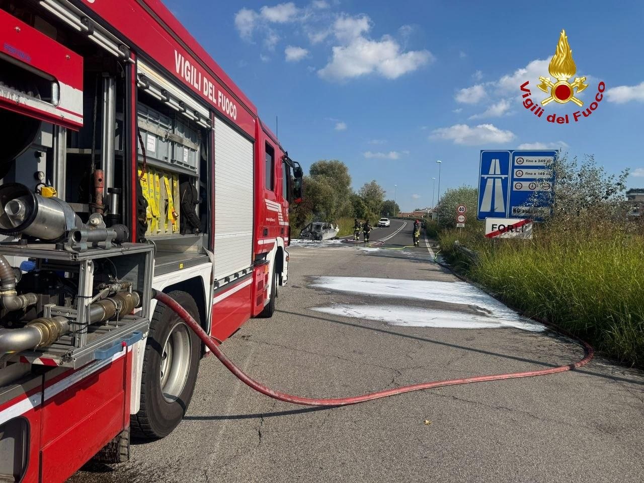 Incendio di un’auto sulla tangenziale di Forlì, intervengono Vigili del Fuoco, Polizia Locale e Anas