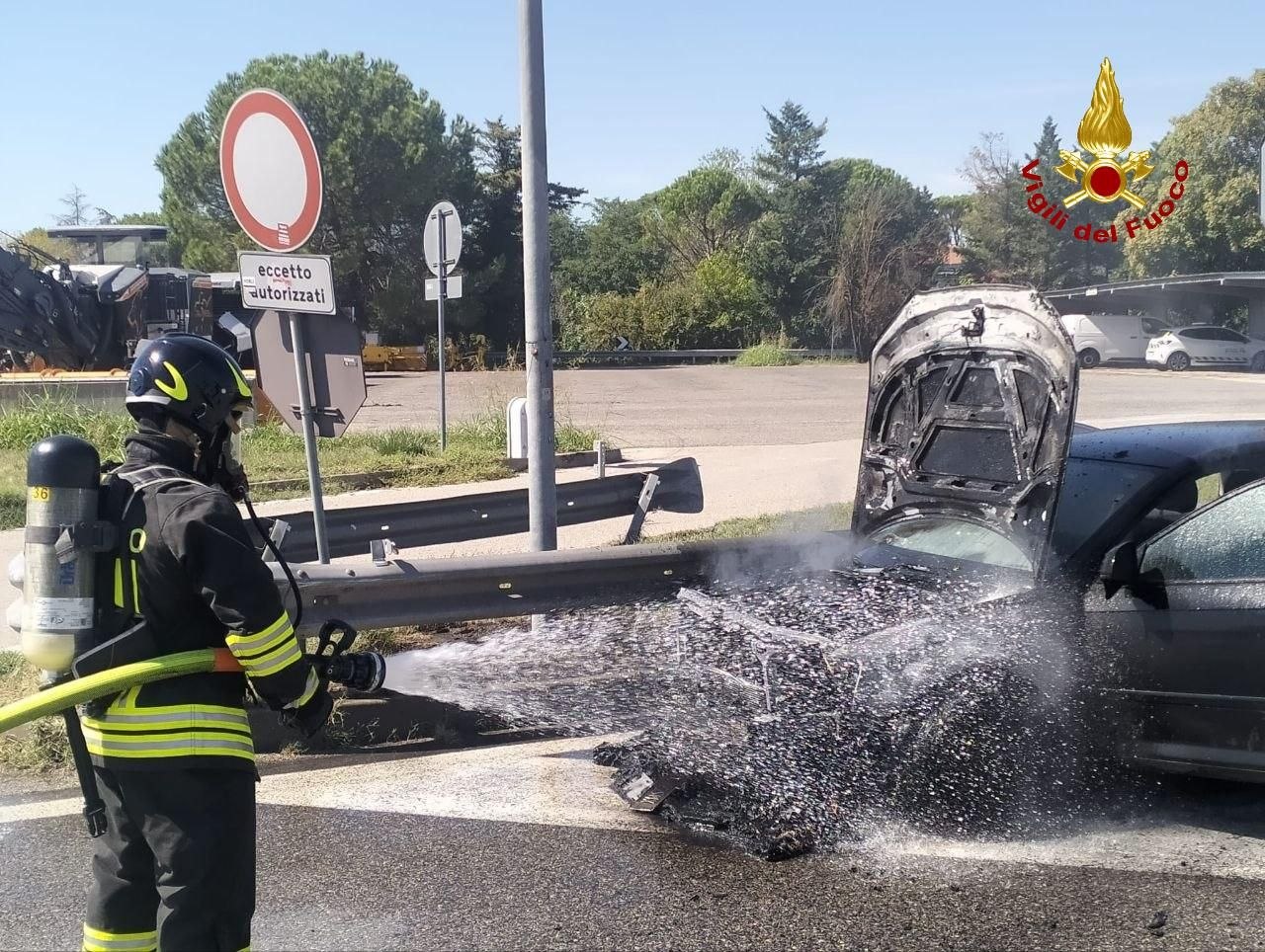 Incendio di un’auto al casello autostradale: nessun ferito