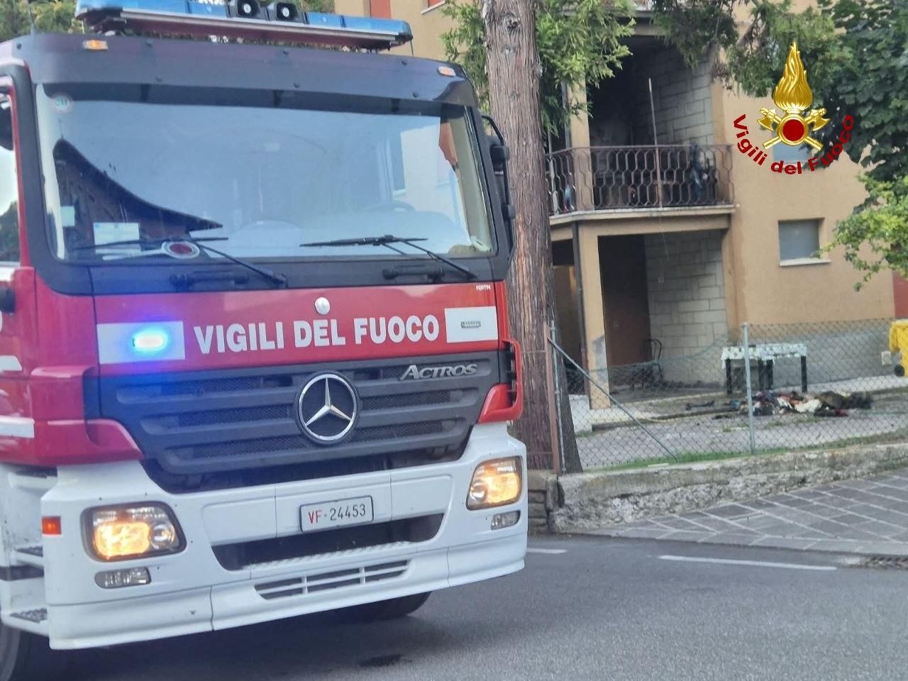 A fuoco il terrazzo di una casa: sul posto anche carabinieri e 118