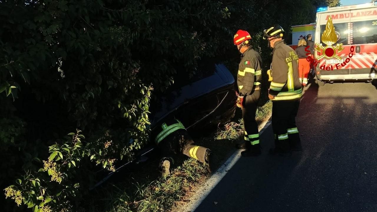 Incidente in via Cervese, vigili del fuoco al lavoro per estrarre una donna dalle lamiere