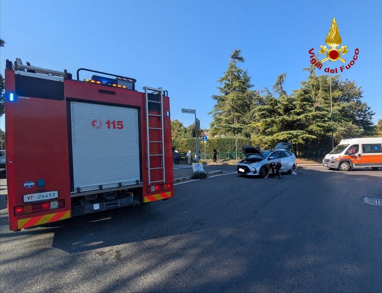 Forlì, scontro auto-bici in via del Partigiano: ciclista di 77 anni estratta da sotto la Yaris