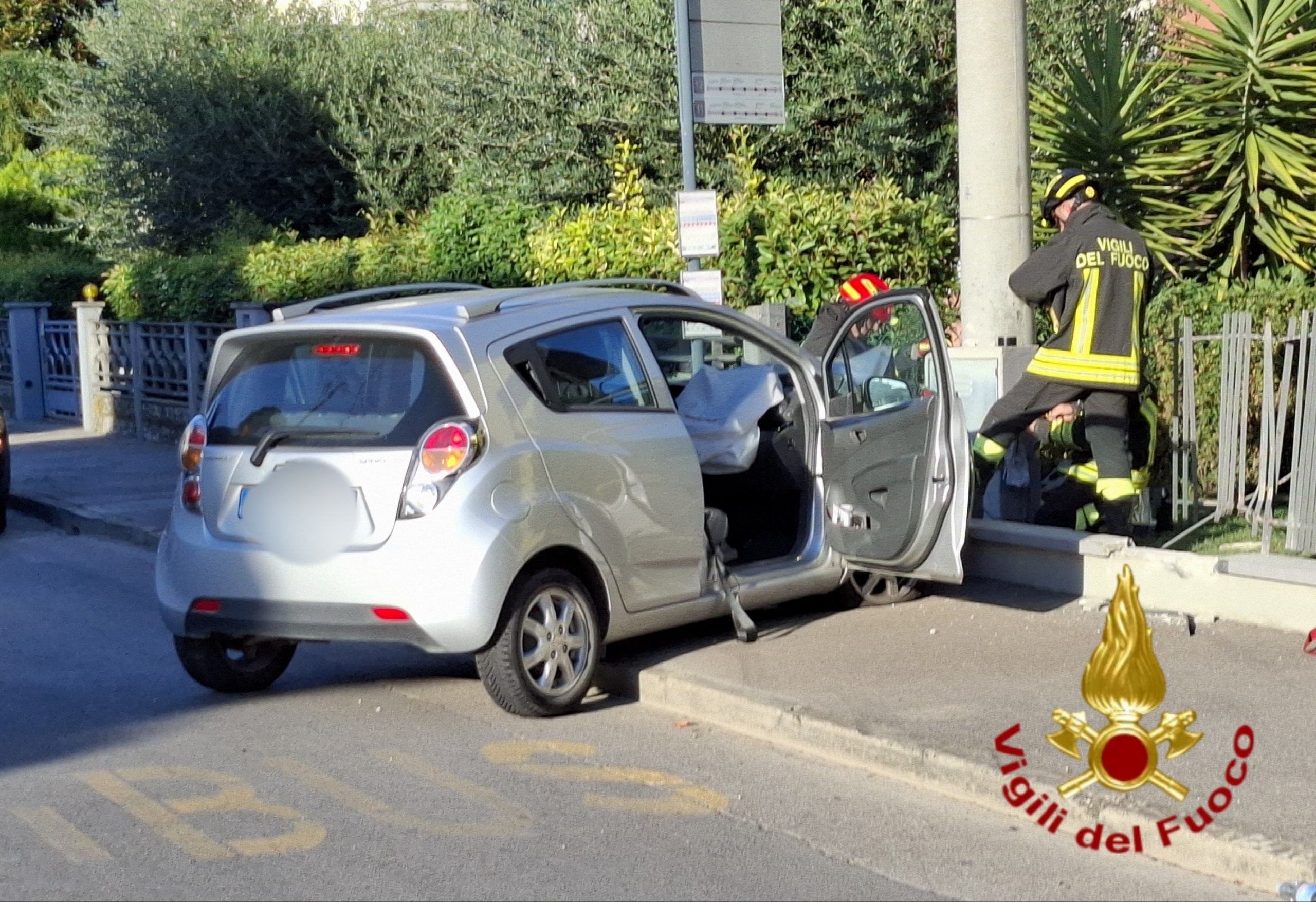 Auto contro i contatori del gas in via Comandini: due feriti lievi