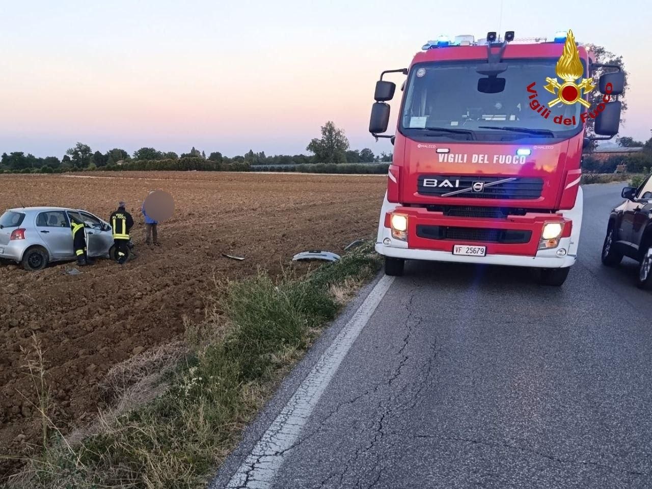 Auto fuori strada in via Del Prete: intervengono Vigili del Fuoco e 118