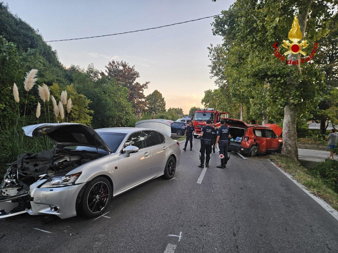 Via Lughese, si scontrano due vetture: due persone soccorse dal 118