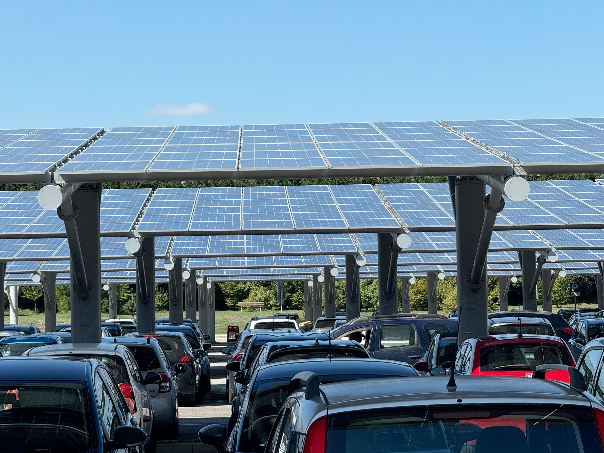 Più fotovoltaico senza consumare suolo: Legacoop punta sui parcheggi