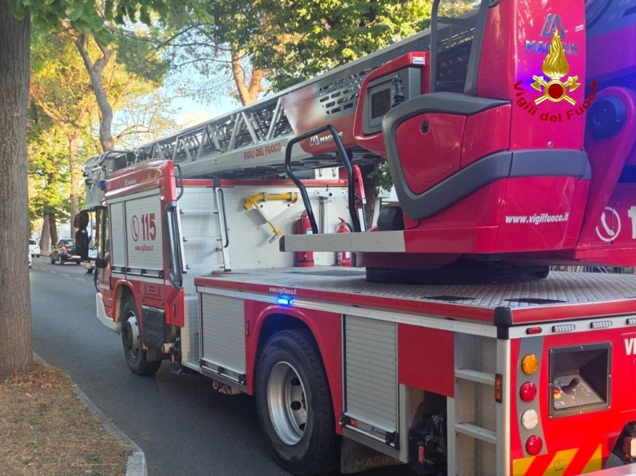 Forlì, incendio in una palazzina: intossicato un residente