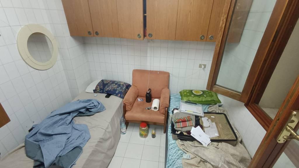 Affitti in nero da 300 euro: scoperta una palazzina con letti in lavanderia, veranda e cantina
