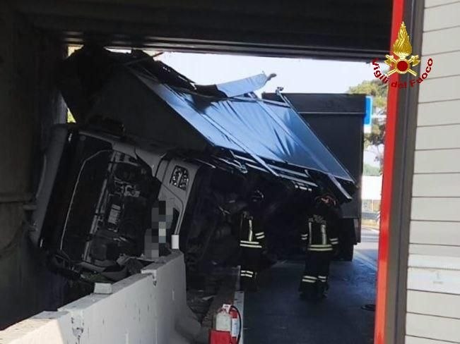 Tir incastrato sotto l’A14 a Forlì: chiusa via Ravegnana, tecnici di Autostrade controllano il cavalcavia