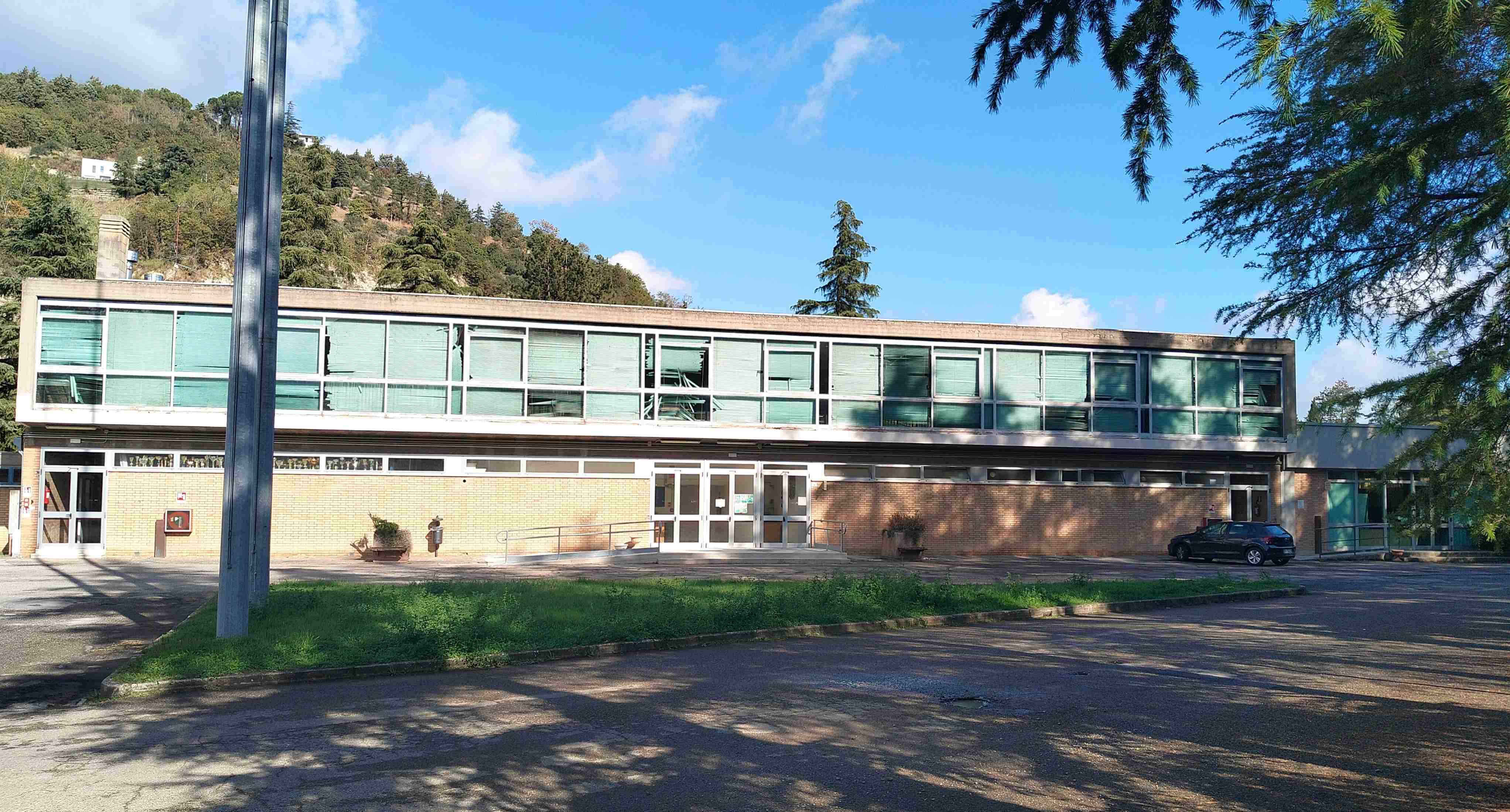 Palazzetto dello Sport di Modigliana, la denuncia di Cheli: «Stato di incuria, e in paese si dice che dentro faccia freddo»