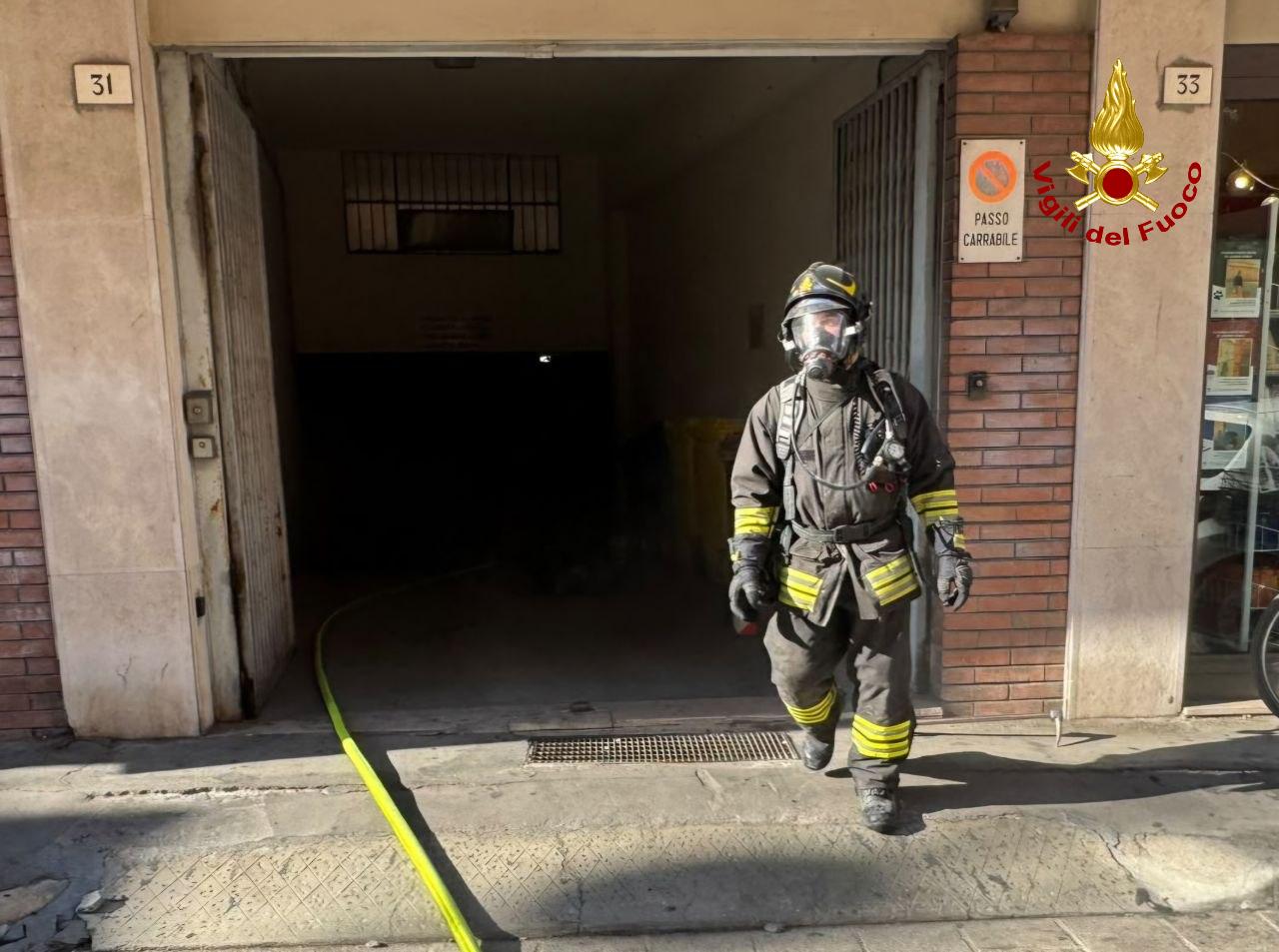 Incendio in un garage seminterrato a Forlì: fiamme da una bicicletta