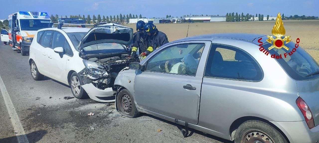 Frontale alla Panighina, due feriti e un’autovettura in fiamme