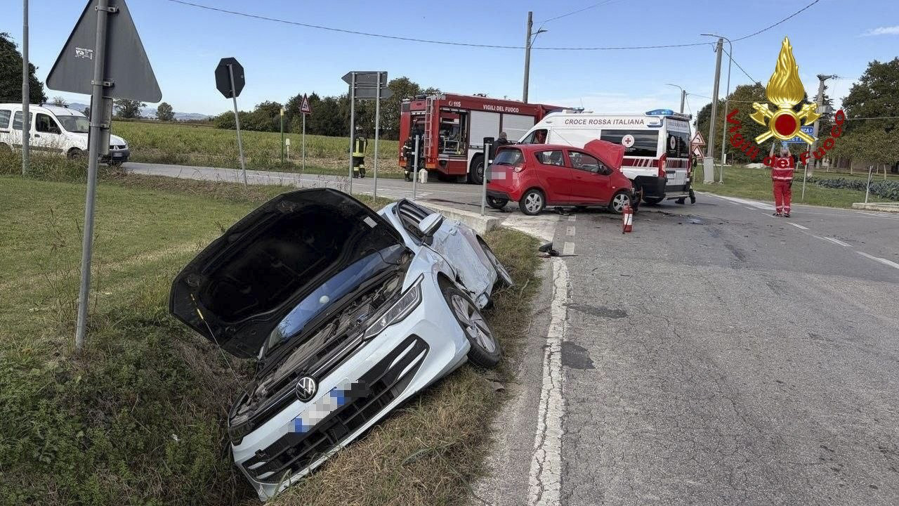 Via Minarda, auto nel fosso dopo lo scontro: due persone soccorse dal 118