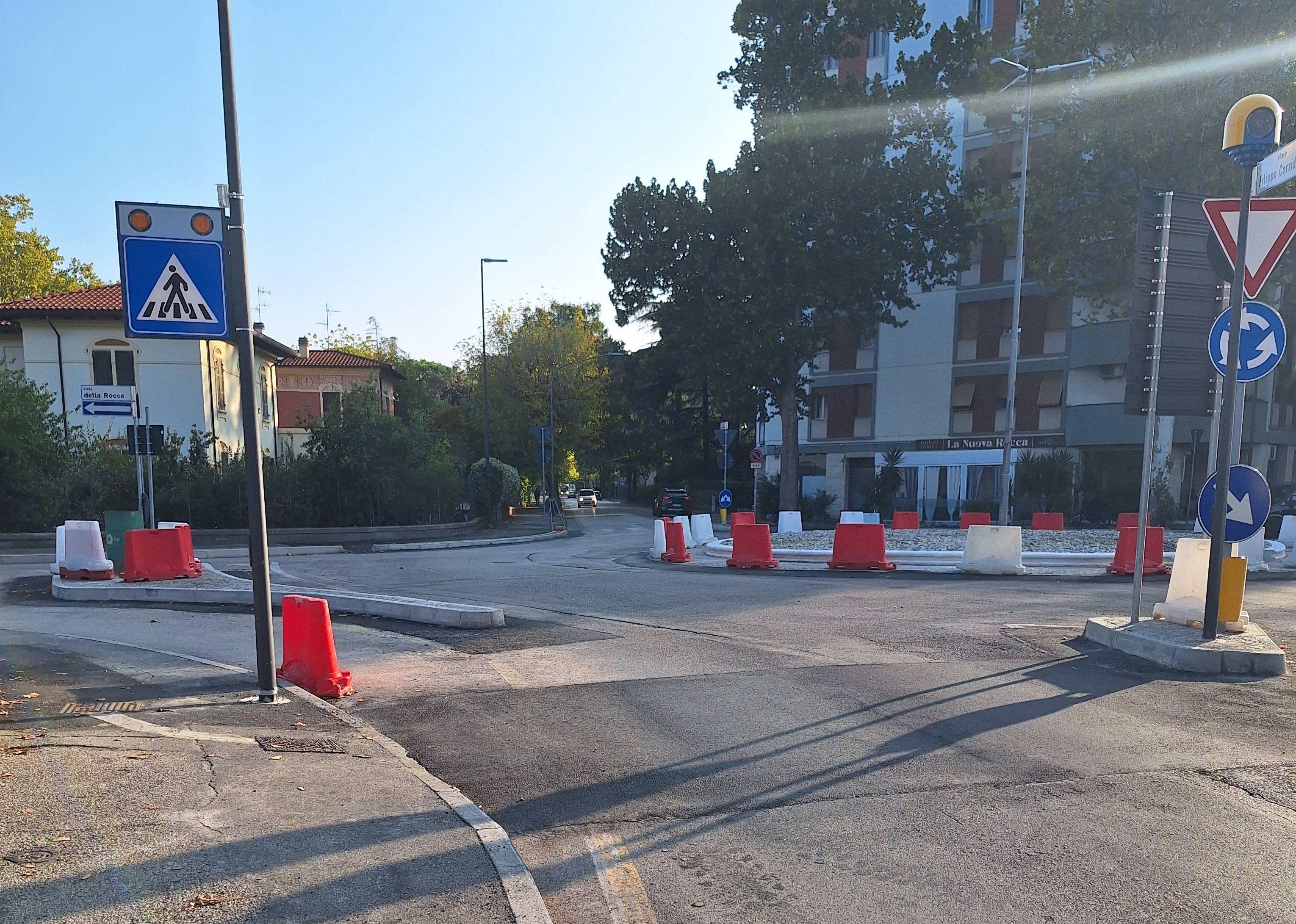 Cordolo, pista ciclabile e doppio senso: la rotonda di via Corridoni divide il quartiere Resistenza